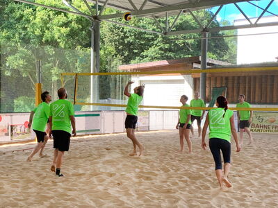 Mitarbeitende als Team in einer Volleyballmanschaft - Teamgeist