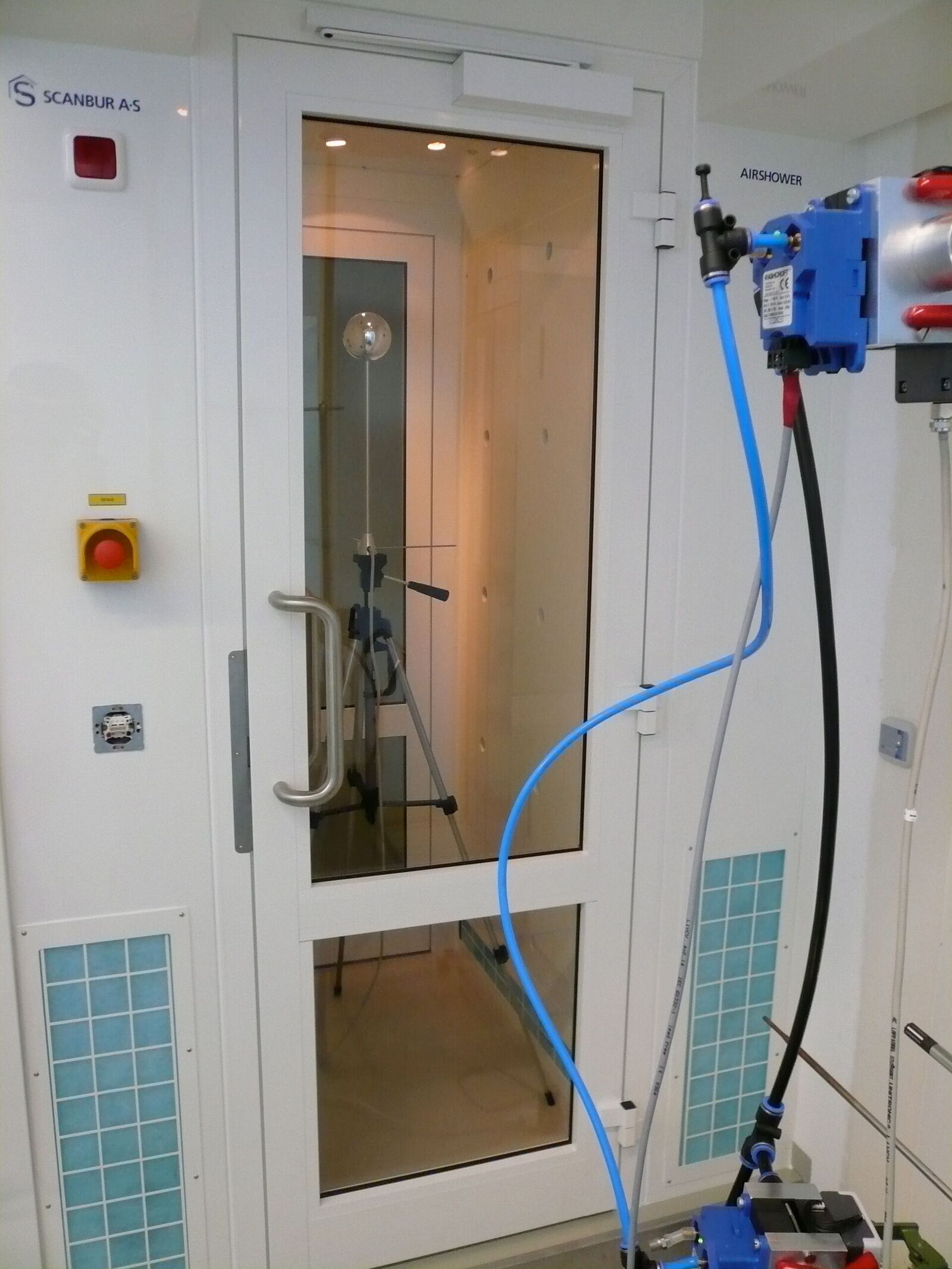 Validation of an air shower using 3D flow sensors and particle measurement technology
